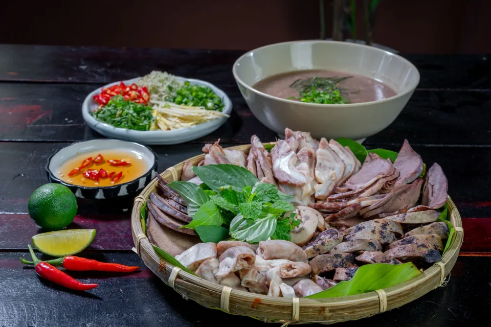 Bàn ăn tại Quán Cây Me